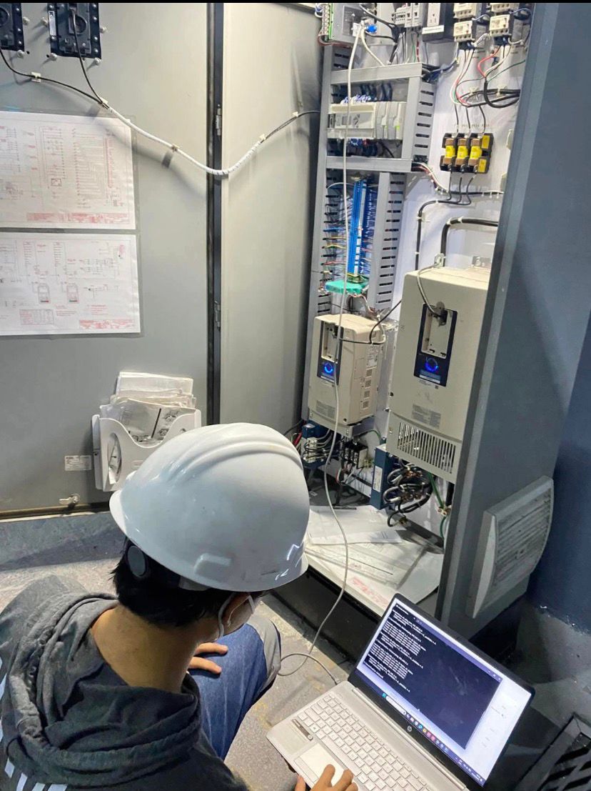 Trabajo de automatización industrial en campo